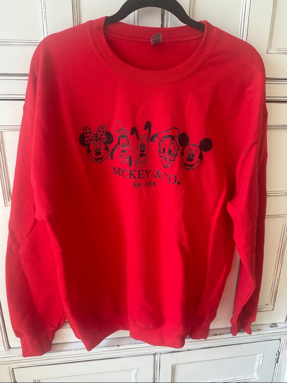 ❤️Gildan Red Mickey & Co. Graphic Crewneck Sweatshirt.❤️